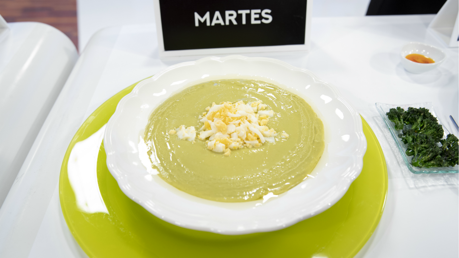 Martes -  Crema de guisantes y bimi salteados con huevo duro