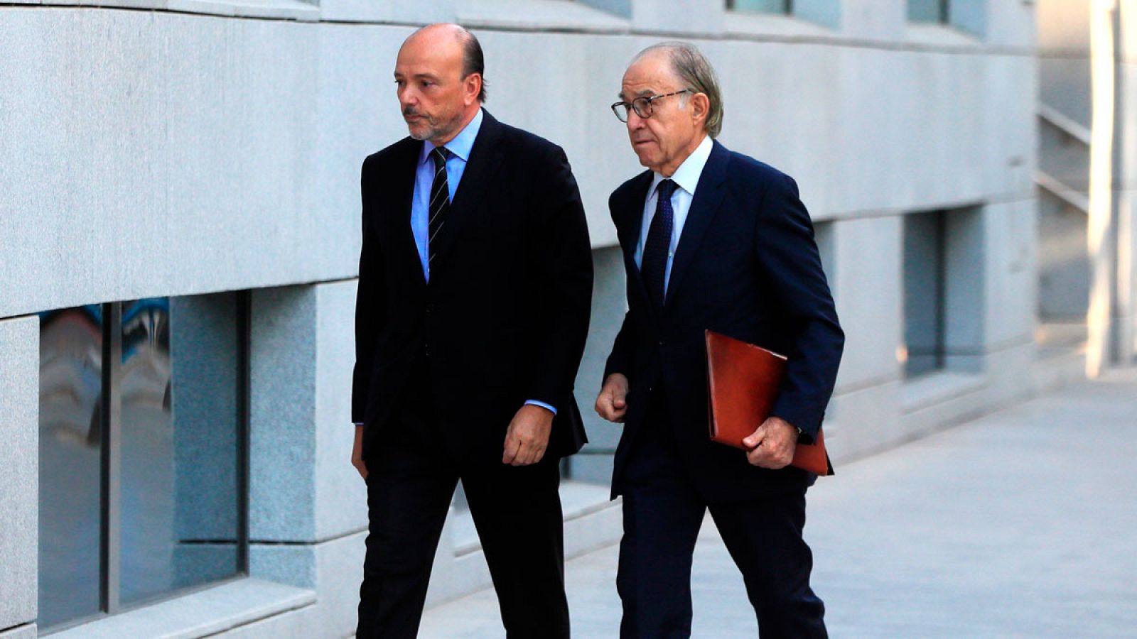 Imagen de archivo, correspondiente al pasado 4 de octubre, del expresidente de Indra Javier Monzón (i) a su llegada a la Audiencia Nacional para declarar en relación al caso Púnica.