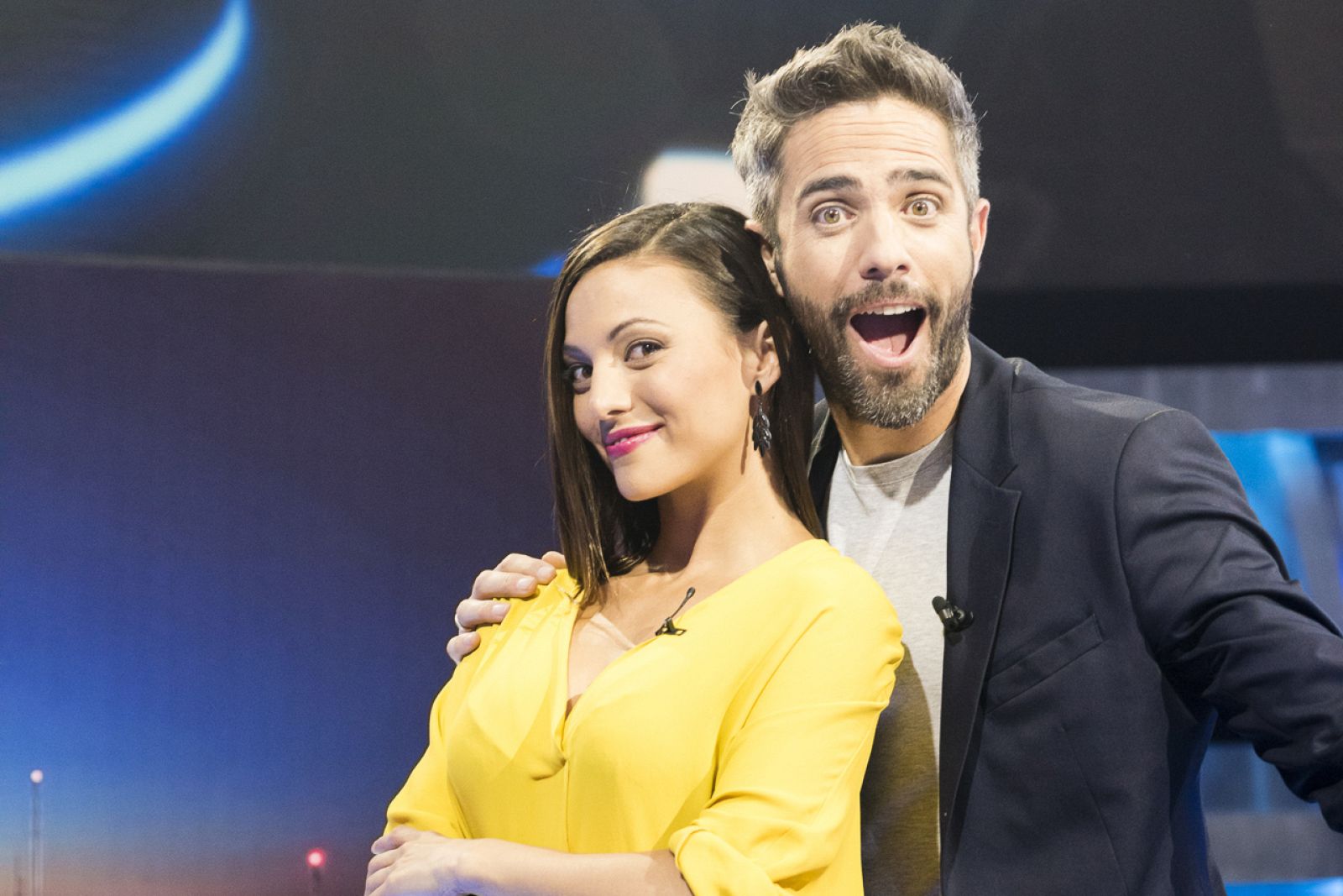 'Vaya crack': Elisa Mouliaá se convierte en improvisada presentadora del 'Telediario Semanal'