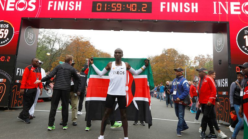 Kipchoge, primer atleta en correr una maratón en menos de dos horas
