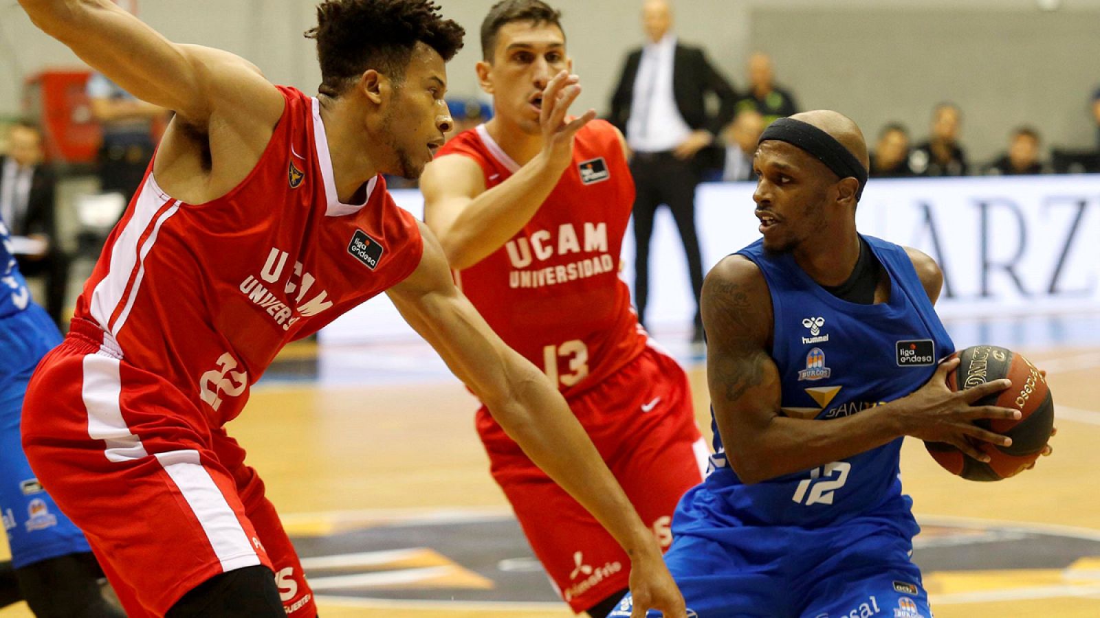 El escolta estadounidense Thad McFadden (d), del San Pablo Burgos