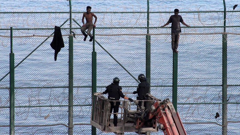 Primera condena a nueve inmmigrantes por organizar un salto masivo a la valla de Ceuta 