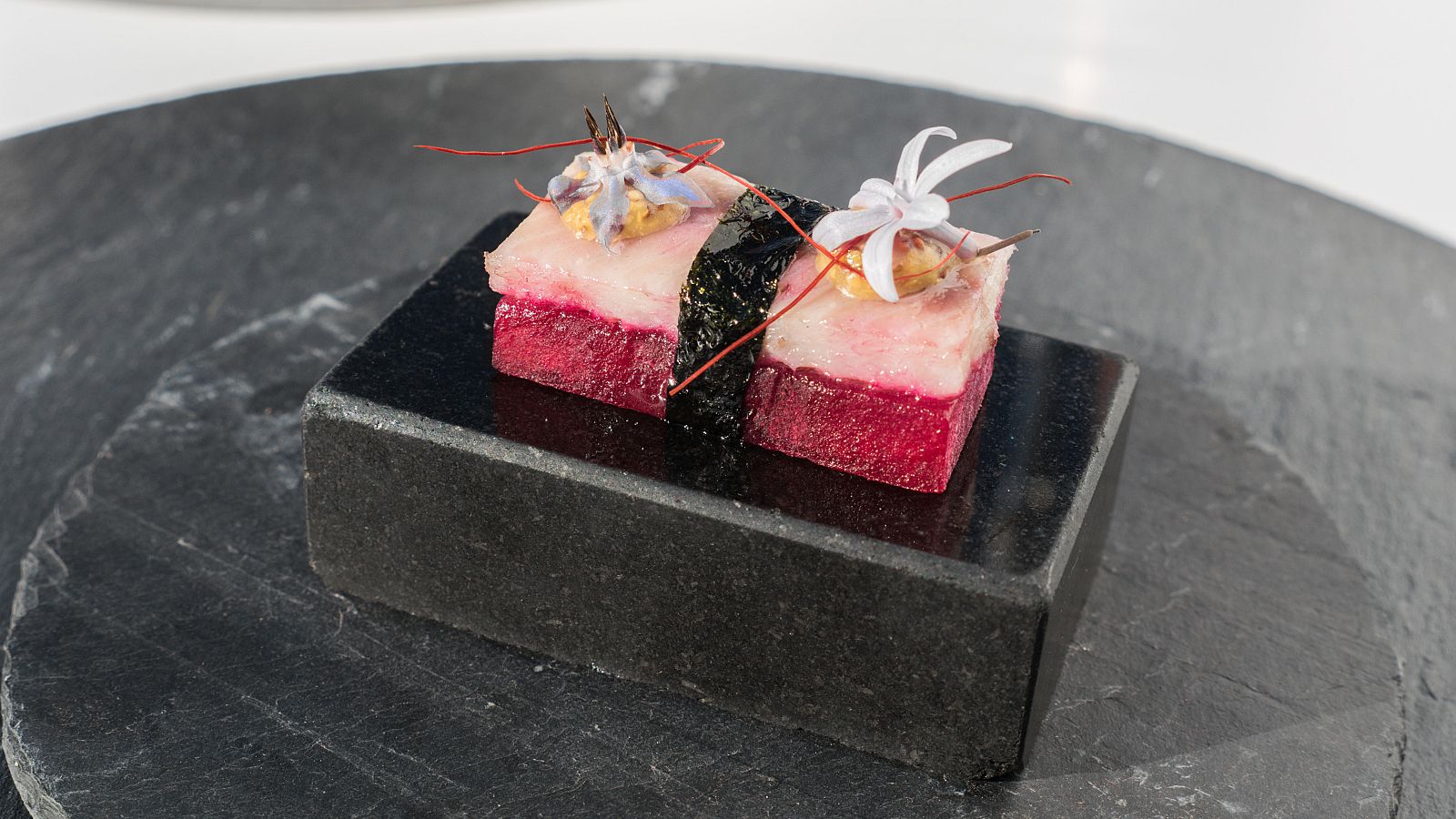 Anguila ahumada y manzana impregnada en remolacha con wasabi y nori