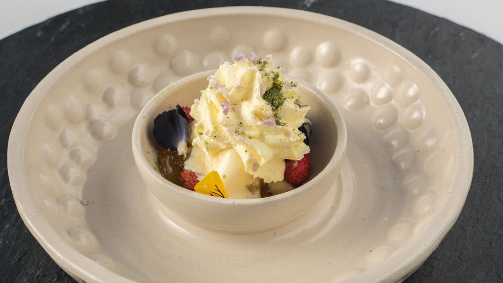 Receta de gelatina de naranja, pomelo y flores con sorbete de pera con jengibre y mousse de yogurt con violetas