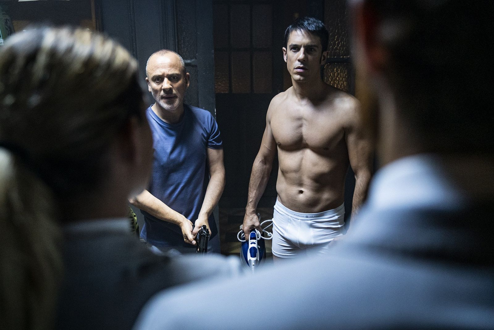 Mientras, Carlota secuestra a otra mujer para llevar a cabo la misteriosa misión que le encomendaron