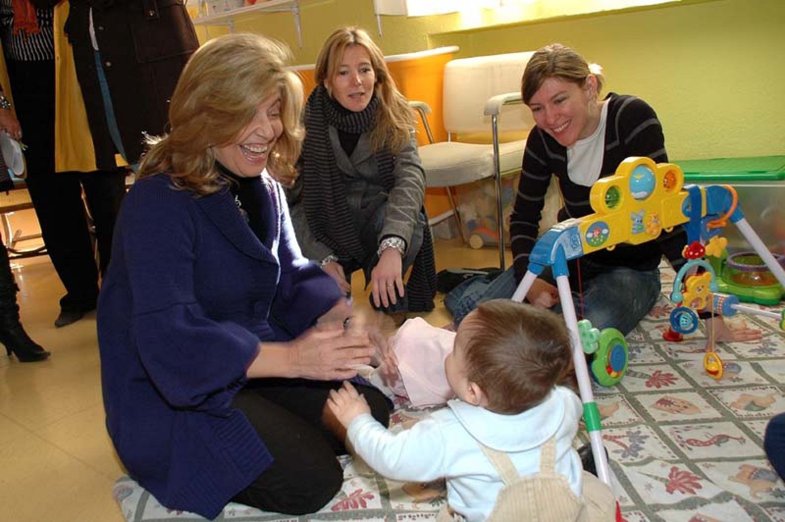 La consejera de Familia y Asuntos Sociales de Madrid, Engracia Hidalgo, en una de las residencias infantiles