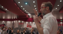 'De seda y hierro' conmemora el Día Mundial de la Tartamudez con una historia de superación