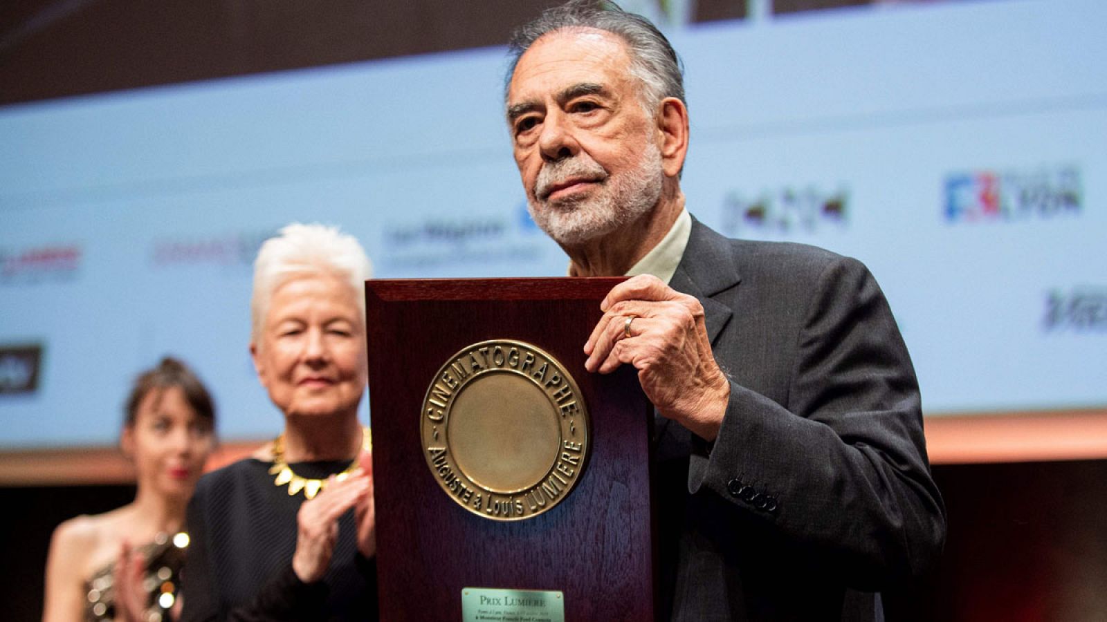 El director de cine estadounidense Francis Ford Coppola posando con su Premio Lumière.