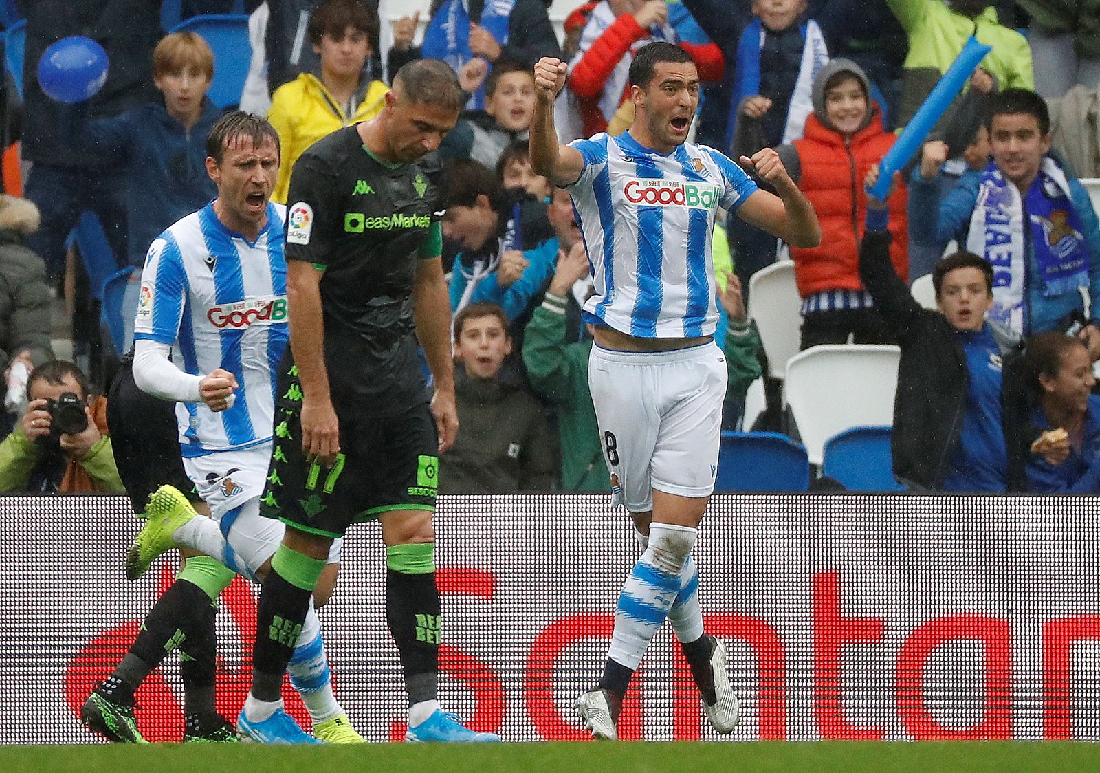 Los jugadores de la Real Sociedad celebran un gol ante el Betis