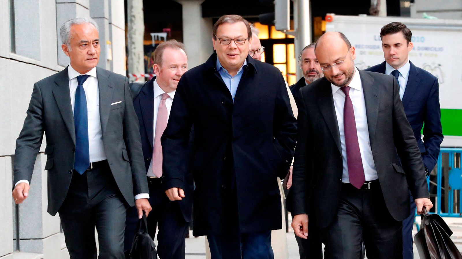 El empresario ruso y máximo accionista de DIA, Mijaíl Fridman, en el centro de la imagen, a su llegada a la Audiencia Nacional