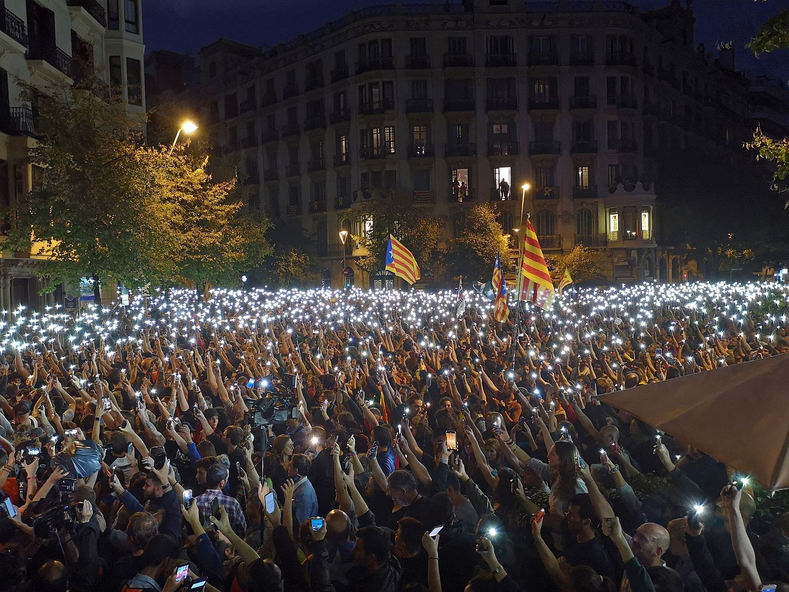 Els manifestants es concentren davant de la Prefectura Superior de Policia