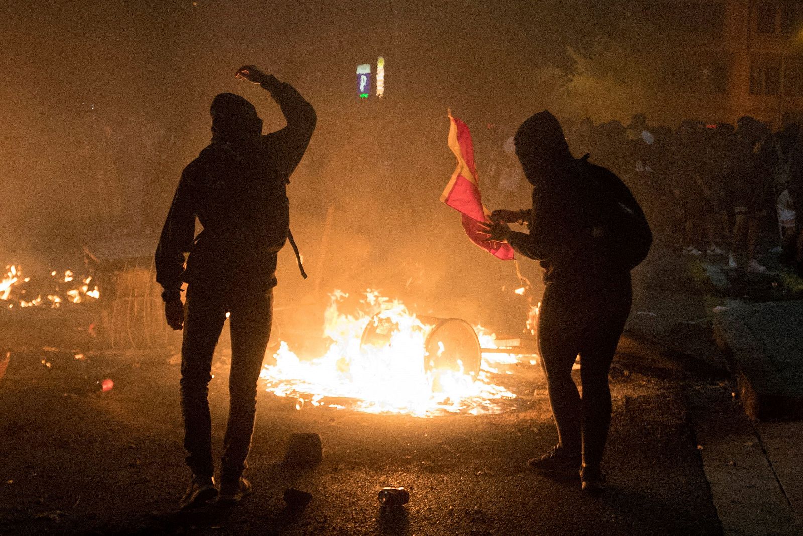 Els manifestants fan barricades al centre de Barcelona
