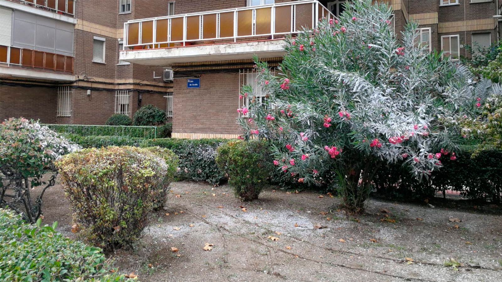 Calle Sevilla de Fuenlabrada con un decorado navideño