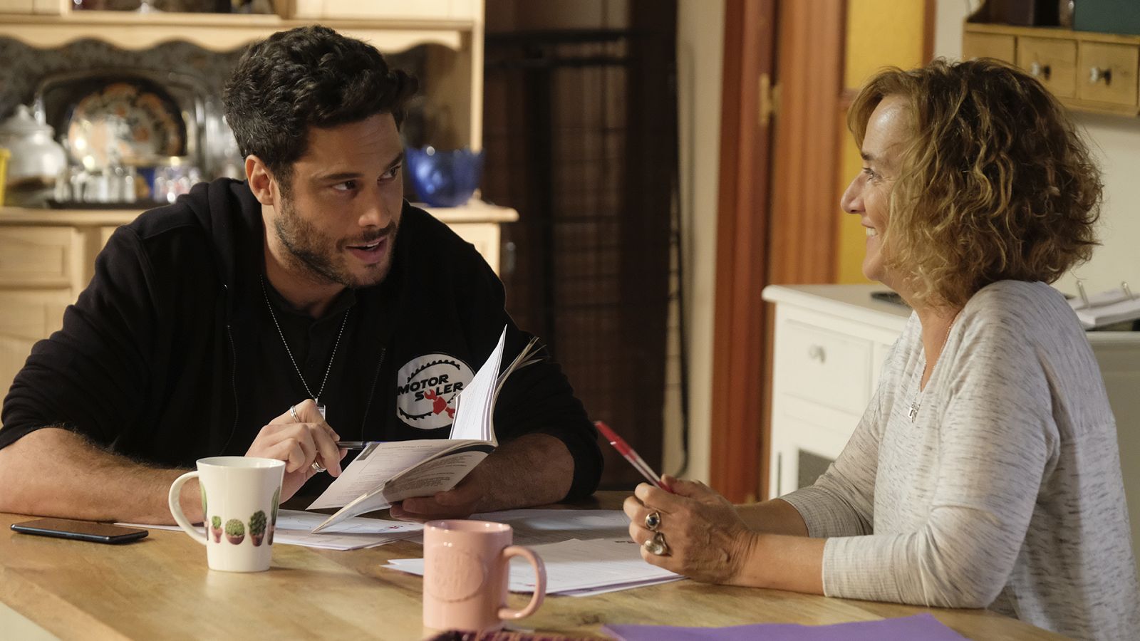 Elvira y Álvaro hacen crucigramas en 'Servir y Proteger'