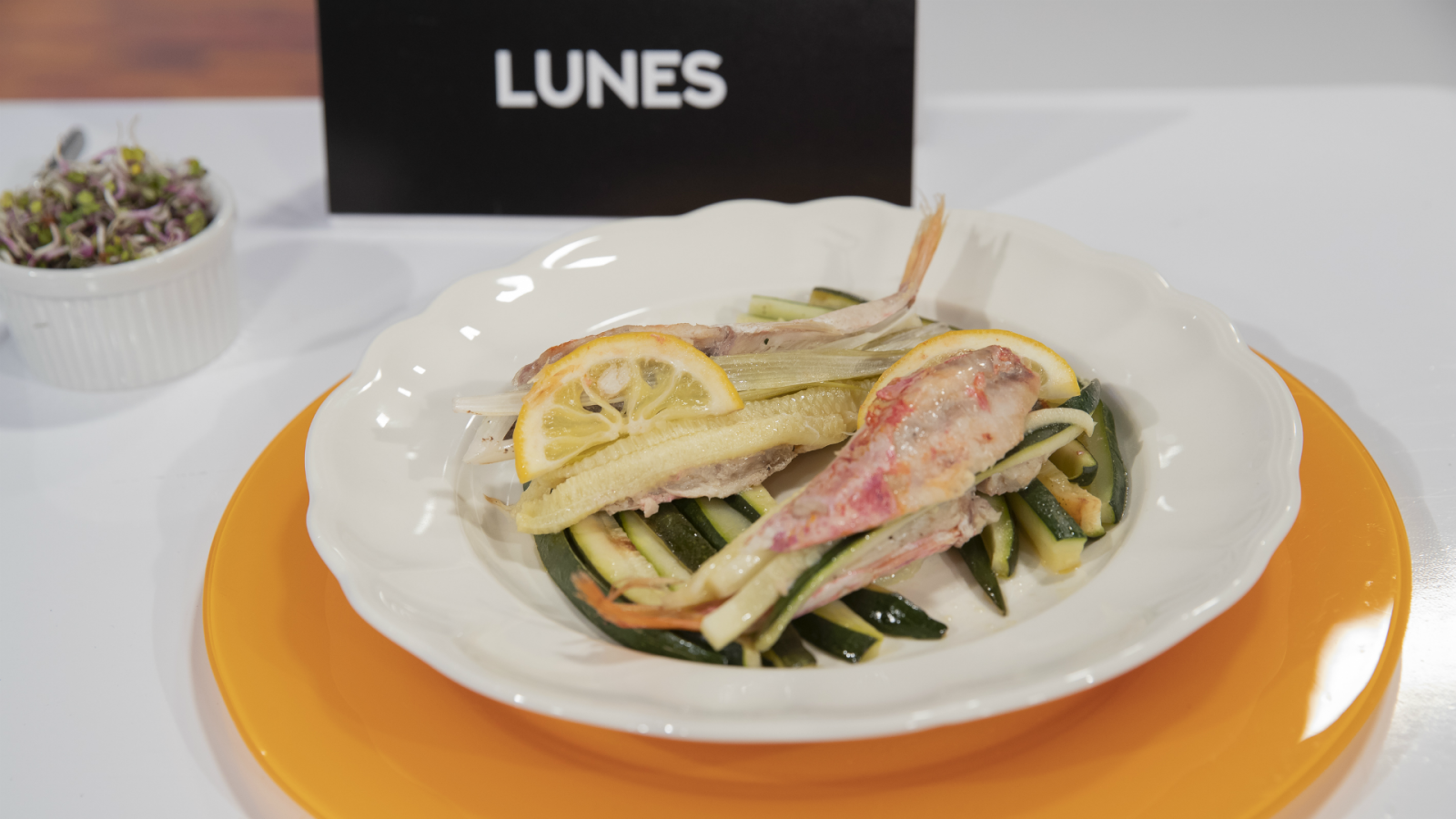 Lunes - Salmonetes al horno rellenos de verduras con limón