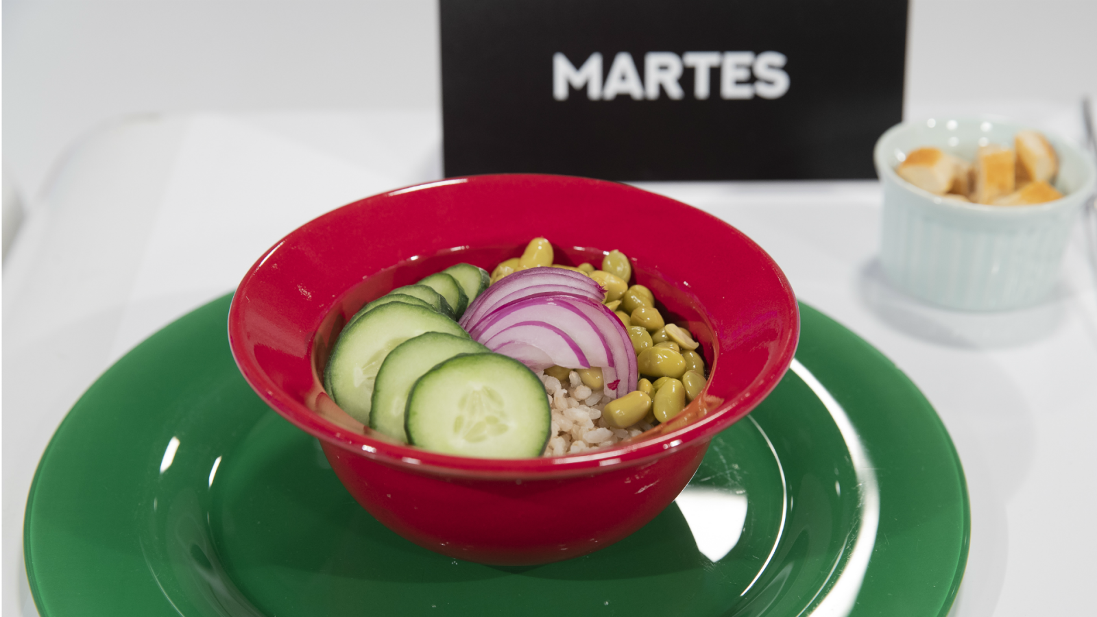 Martes - Poke Bowl con edamame y pavo marinado