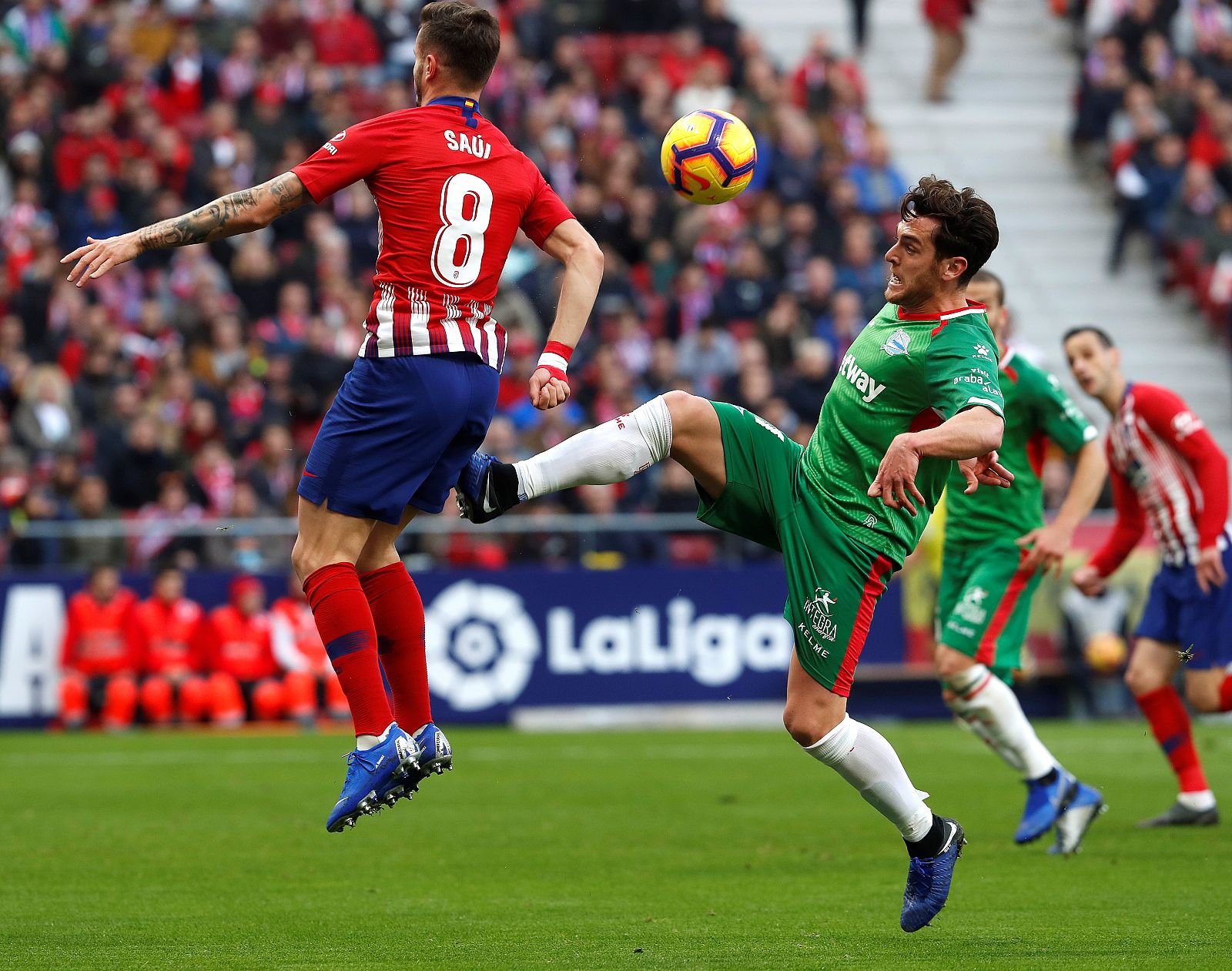 Saúl Ñiguez (i) e Ibai Gómez durante el último duelo Atlético-Athletic en el Wanda Metropolitano.
