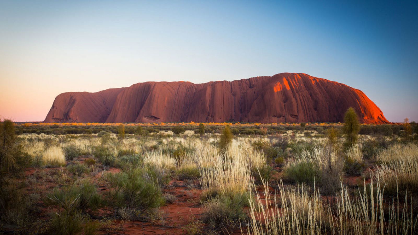Uluru es, junto con la Ópera de Sídney, el principal icono turístico de Australia.