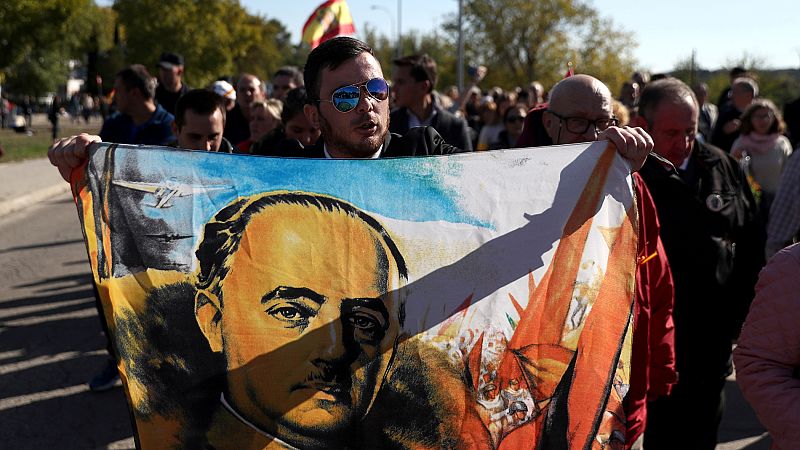 Los �ltimos del franquismo, en misa de 11