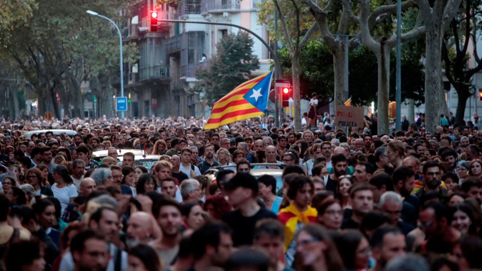 Miles de personas durante una protesta en la plaza de Urquinaona en Barcelona