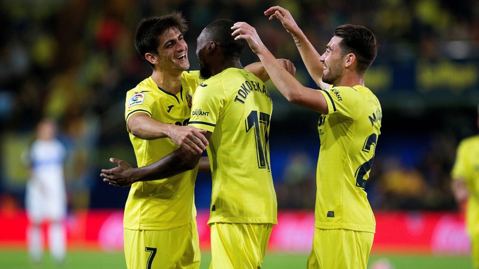 El delantero camerunés del Villarreal Karl Toko Ekambi (c) es felicitado