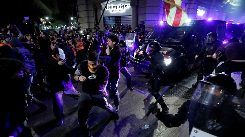 Una nueva noche de disturbios en Barcelona acaba con cargas, barricadas y al menos 44 heridos