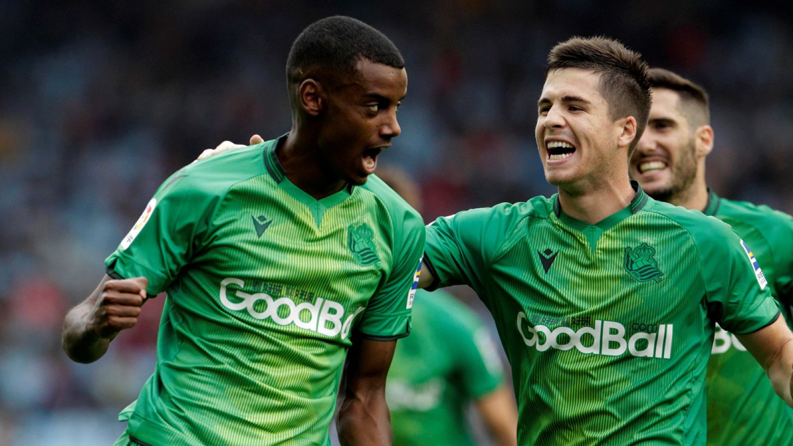 Alexander Isak (i) celebra con sus compañeros el gol