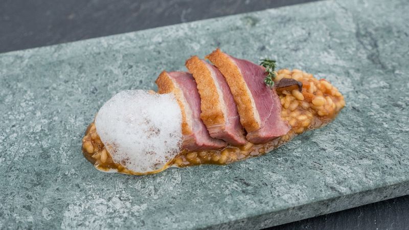 Receta de arroz meloso de pato con aire de parmesano
