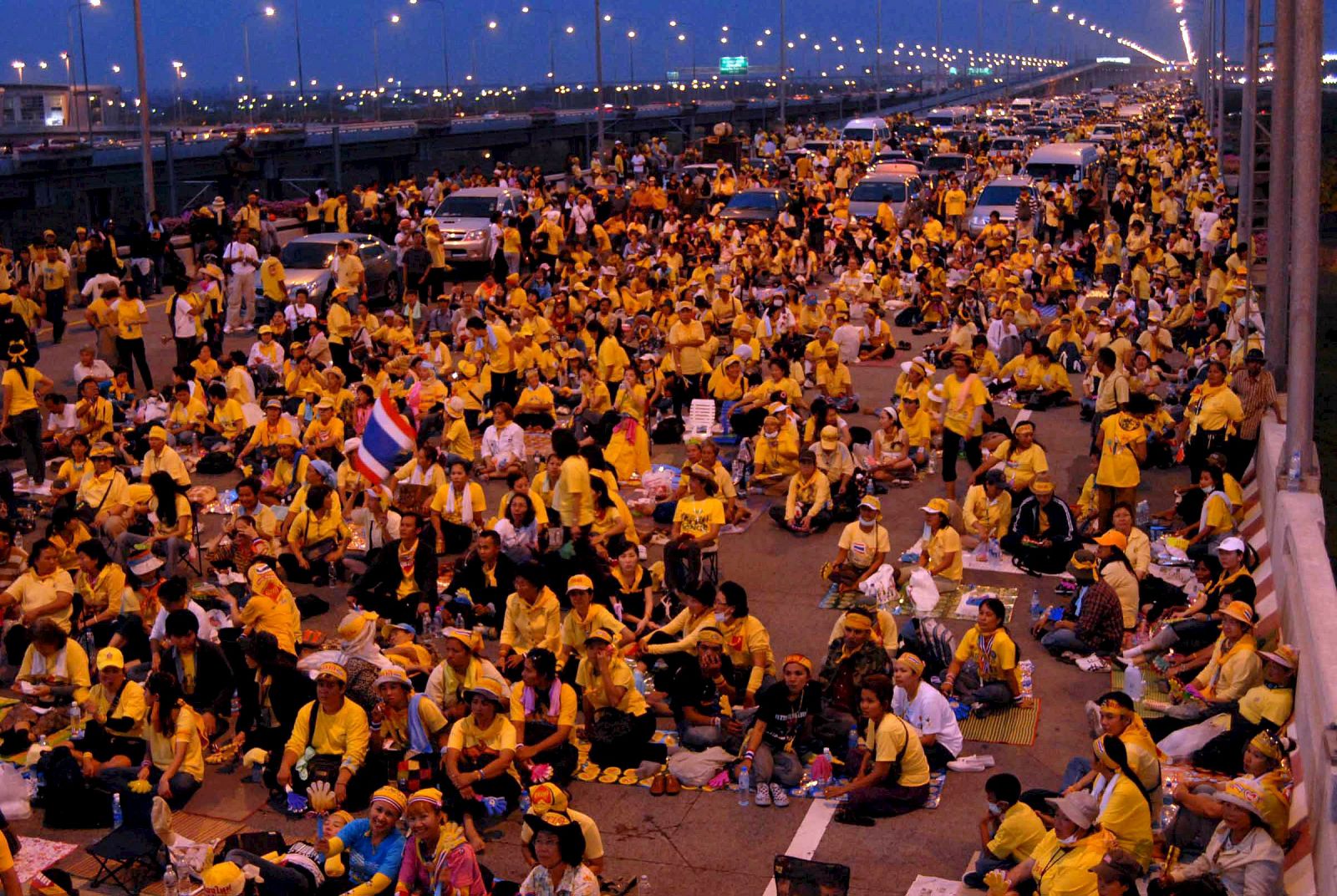 Opositores ocupan aeropuerto de Bangkok