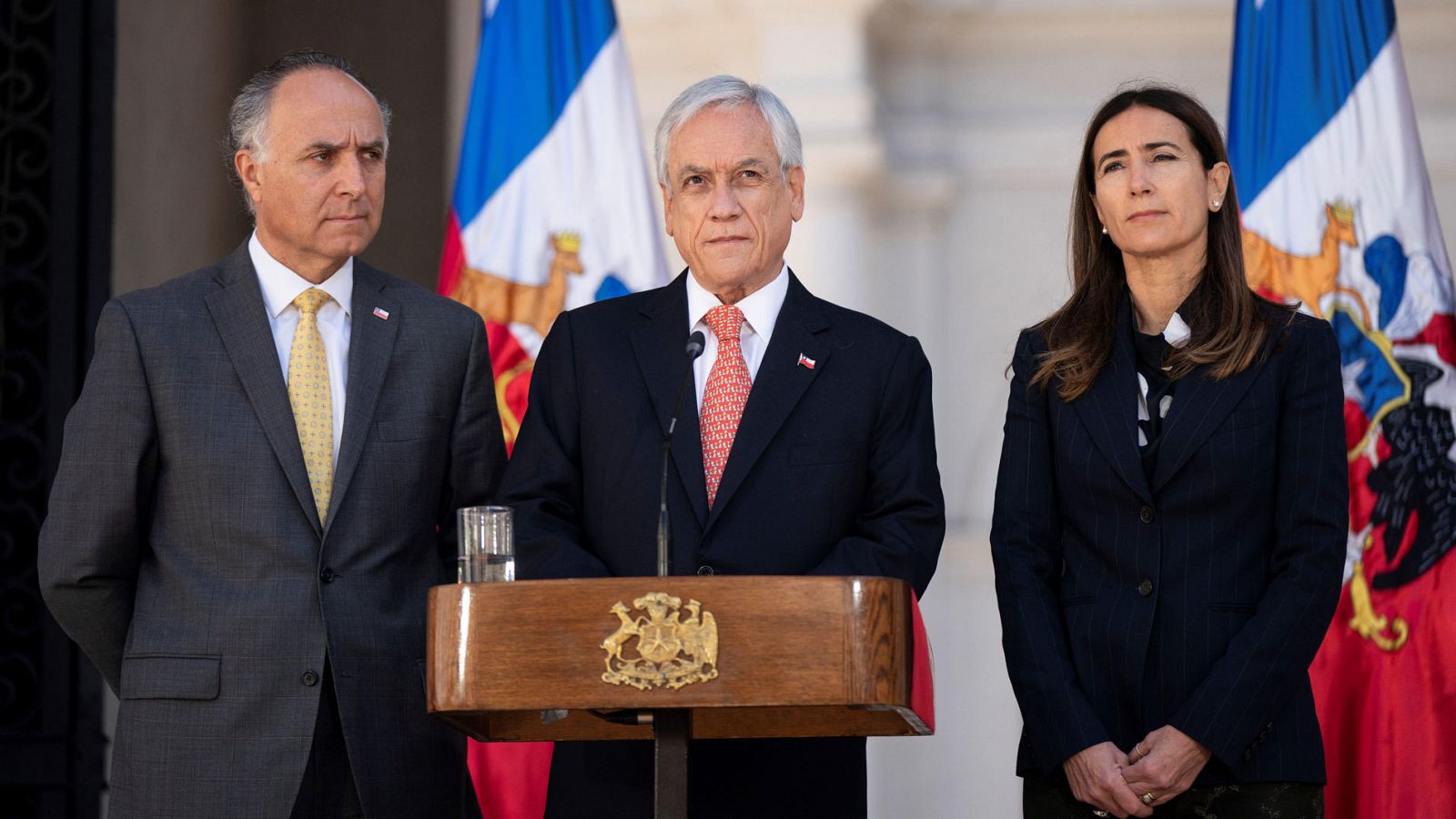 El presidente de Chile, Sebastián Piñera, acompañado de la ministra de Medio Ambiente, Carolina Schmidt, y el ministro de Exteriores, Teodoro Ribera
