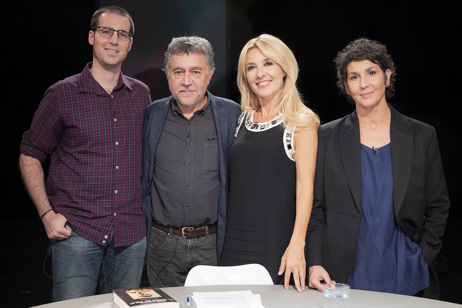 Cayetana Guillén Cuervo junto a sus invitados del coloquio de 'El elegido'