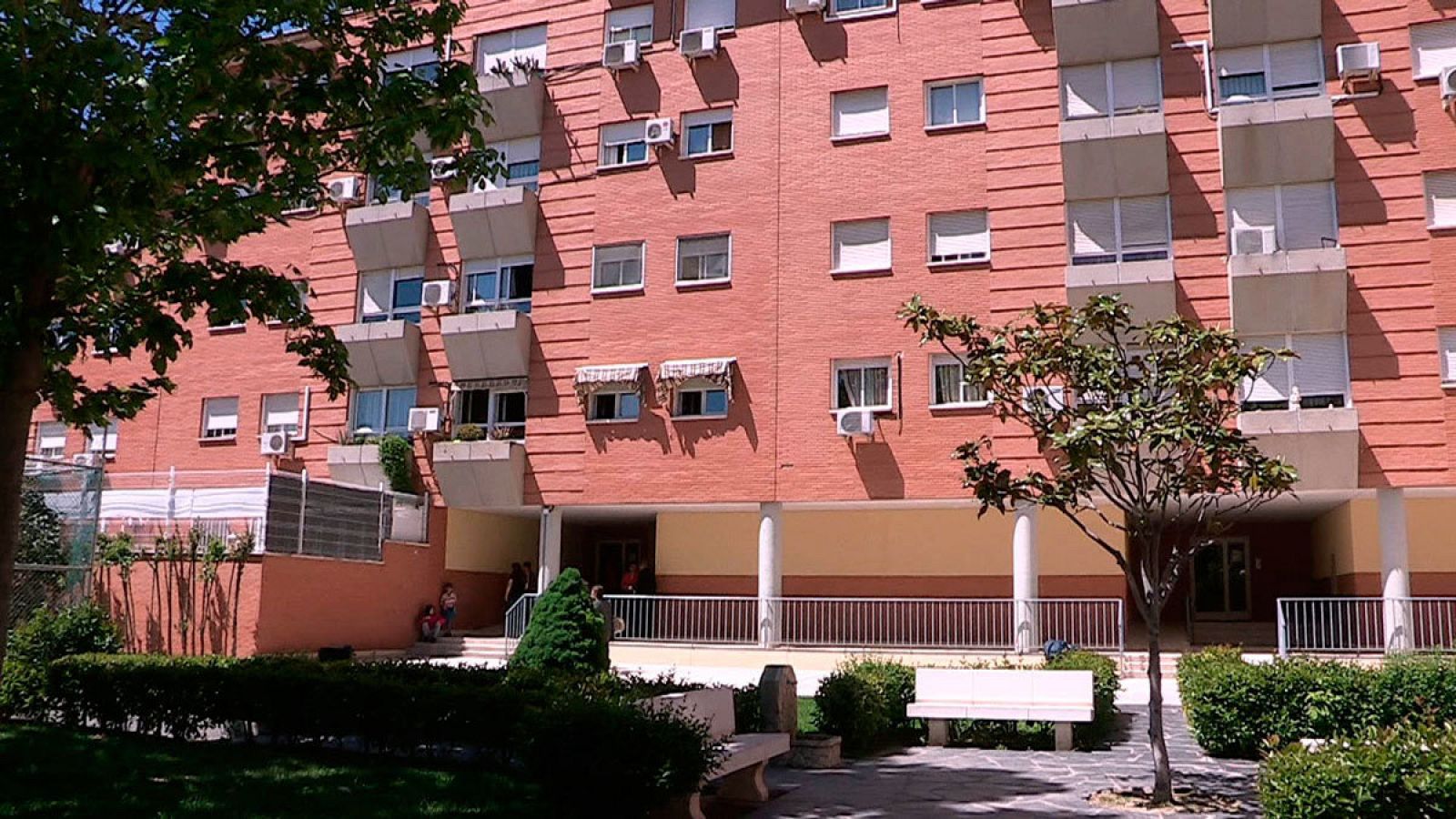 Vista del edificio en Parla donde se ubica la vivienda en la que se halló el cadáver de la mujer asesinada