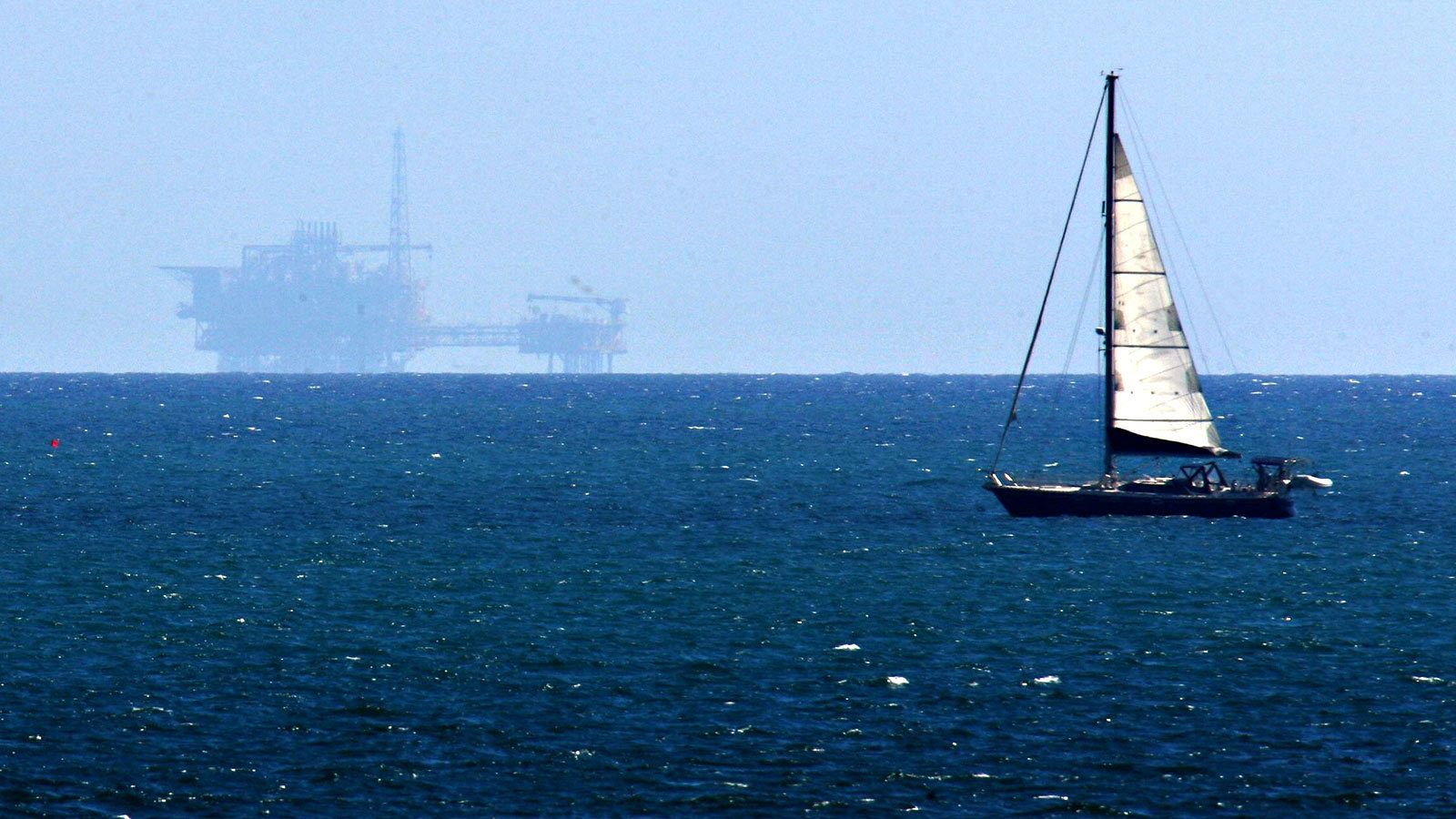 La plataforma del almacén de gas Castor, vista desde la costa