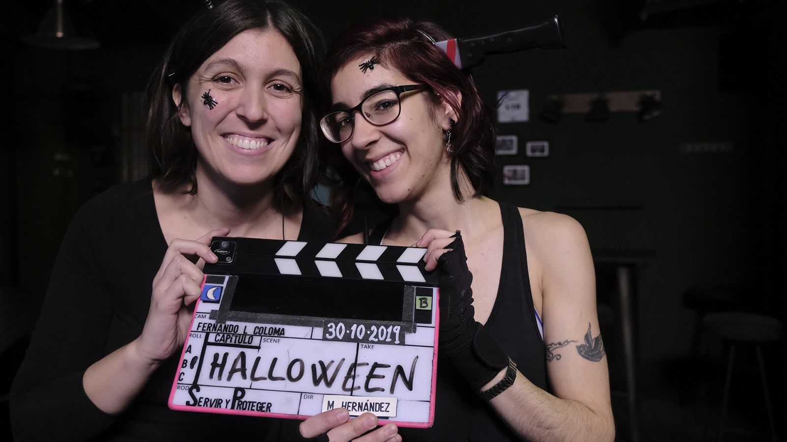 El equipo de 'Servir y Proteger' con la claqueta especial de Halloween