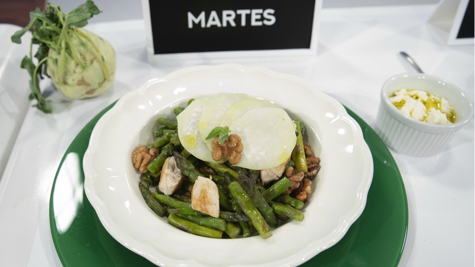 Ensalada de espárragos salteados, nueces y pollo con carpaccio de colirrábano y aliño de queso