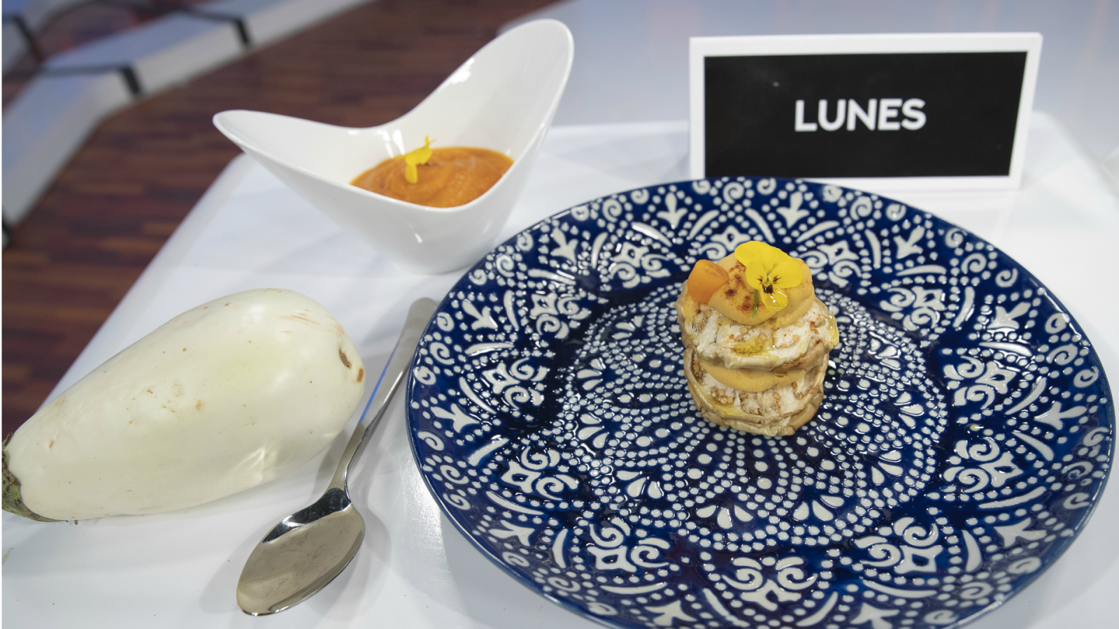 Lasaña de berenjena con hummus y crema de zanahoria y cúrcuma