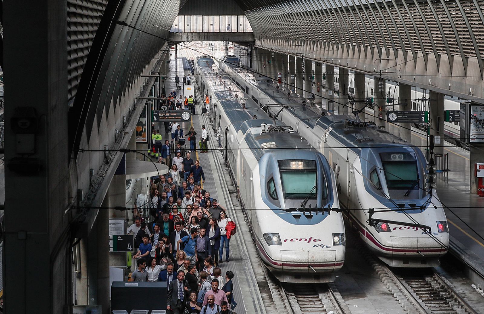 Pasajeros caminando por el andén de la estación de Santa Justa, Sevilla