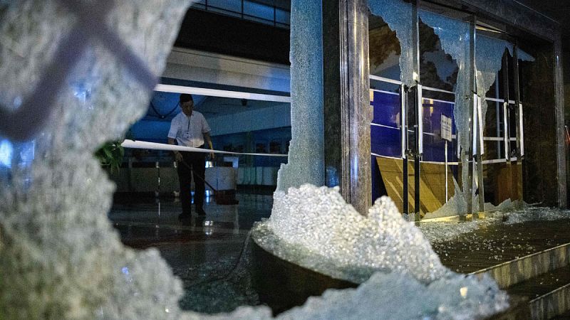 Detenidas 200 personas en una de las jornadas de disturbios más violentas de Hong Kong