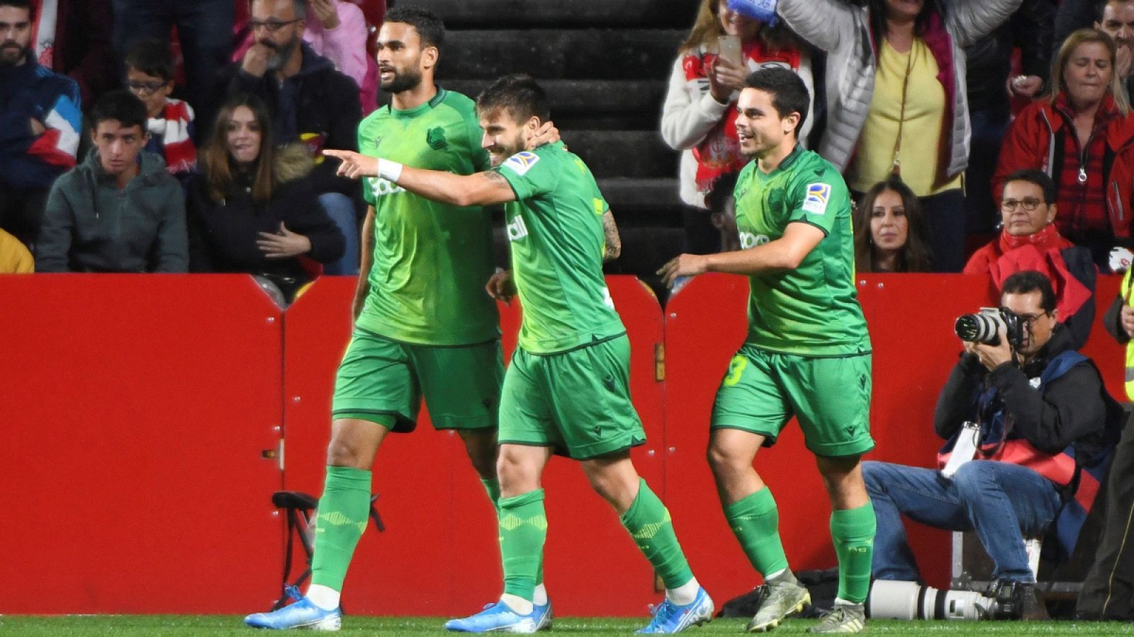 Cristian Portu (c) celebra su gol