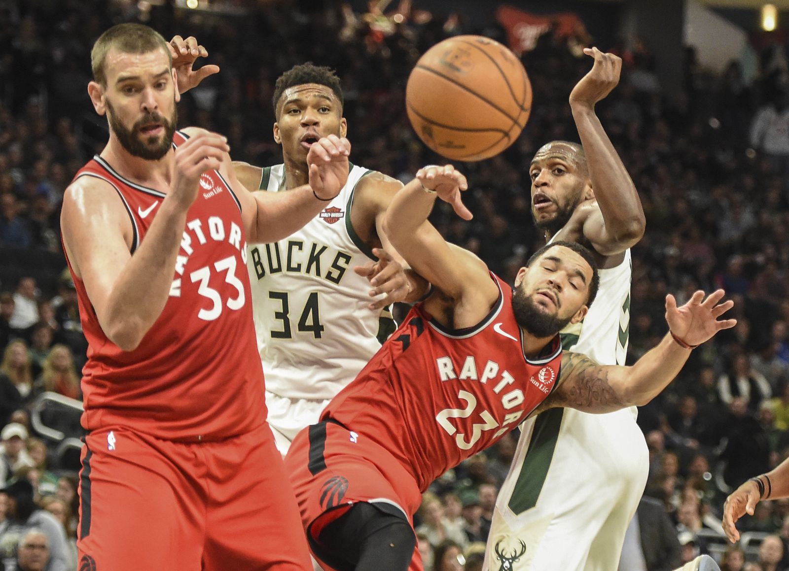 Marc Gasol trata de capturar el balón durante el duelo entre Raptors y Bucks.
