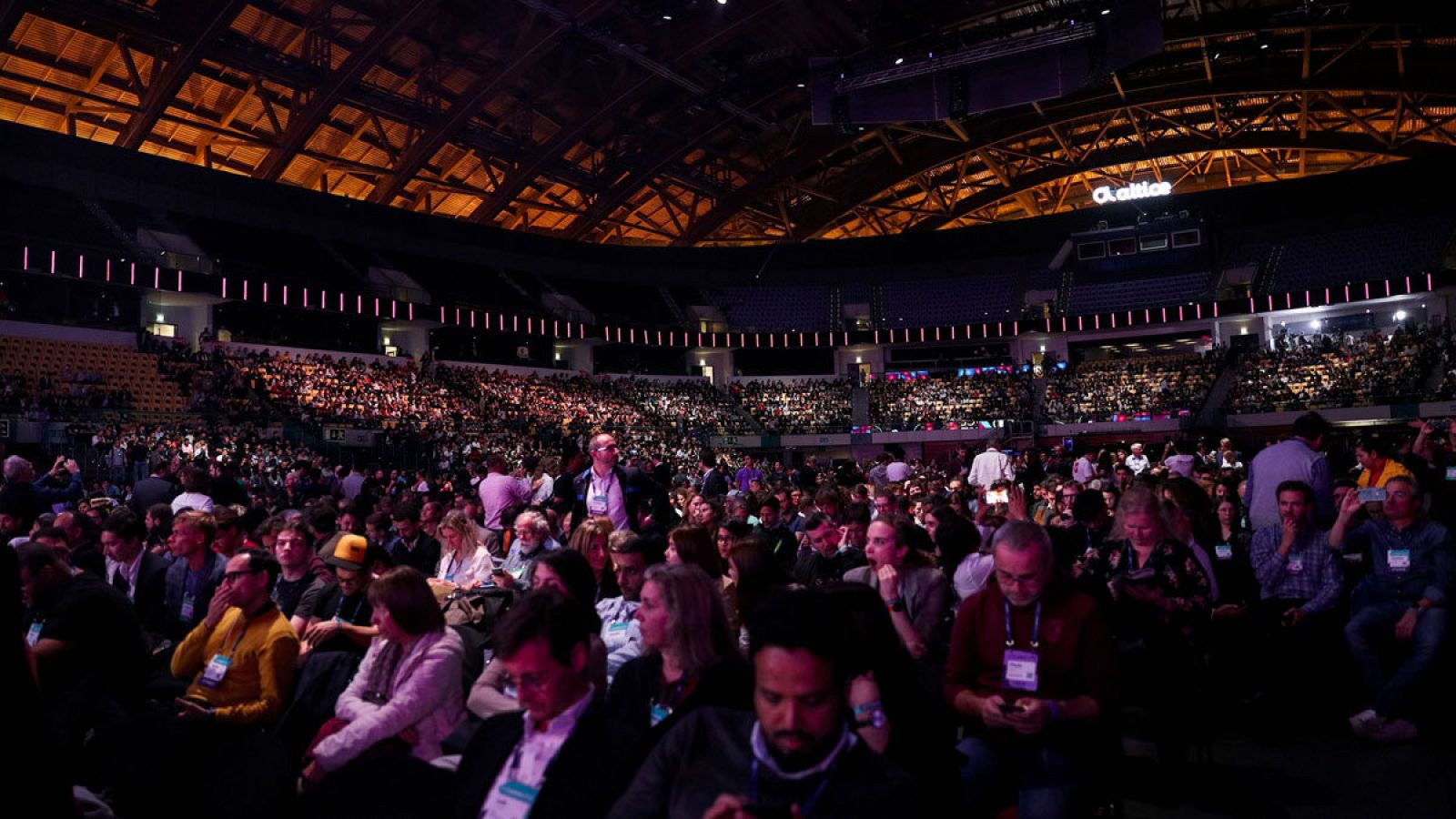 Asistentes a la feria tecnológica Web Summit en Lisboa