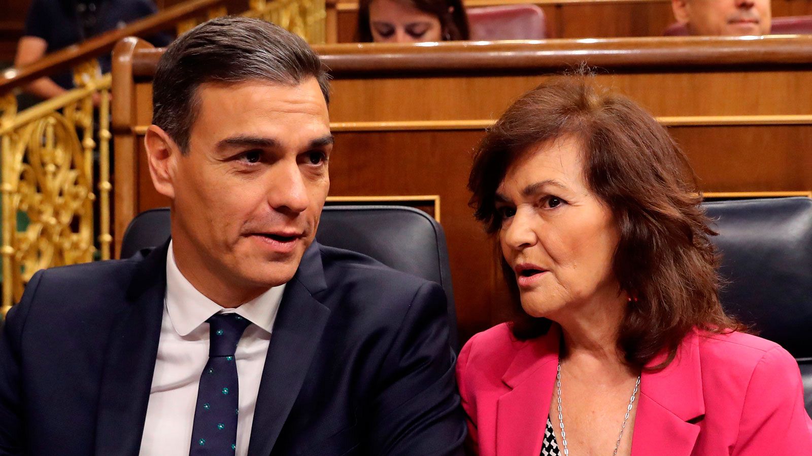 El presidente del Gobierno en funciones, Pedro Sánchez, y la vicepresidenta Carmen Calvo en una imagen de archivo