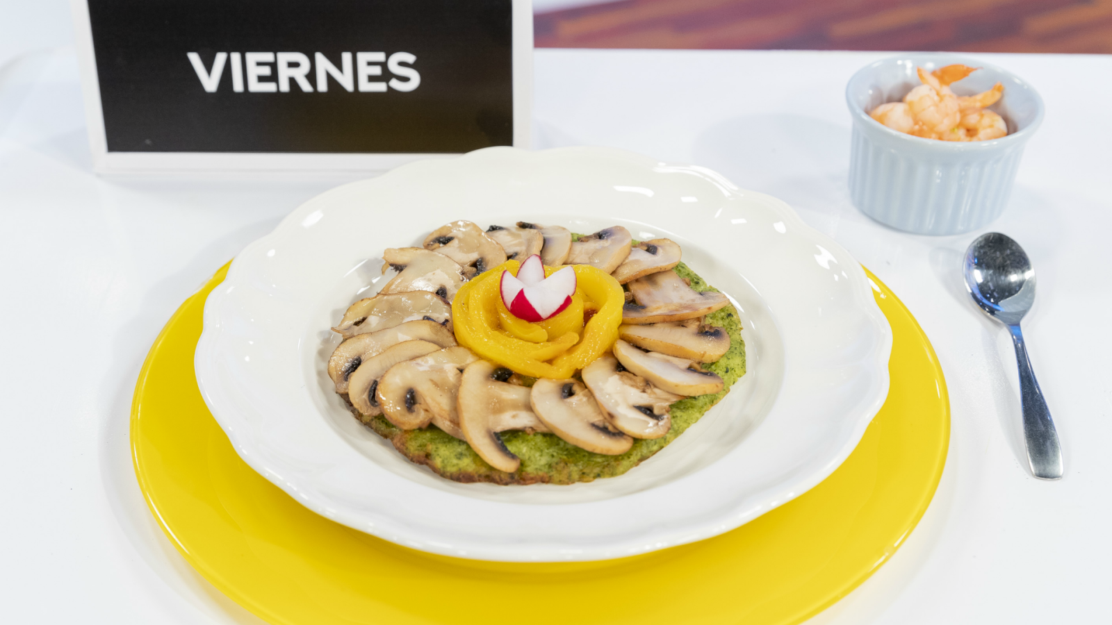 Pizza de masa de brócoli con gambas, champiñones y queso de cabra