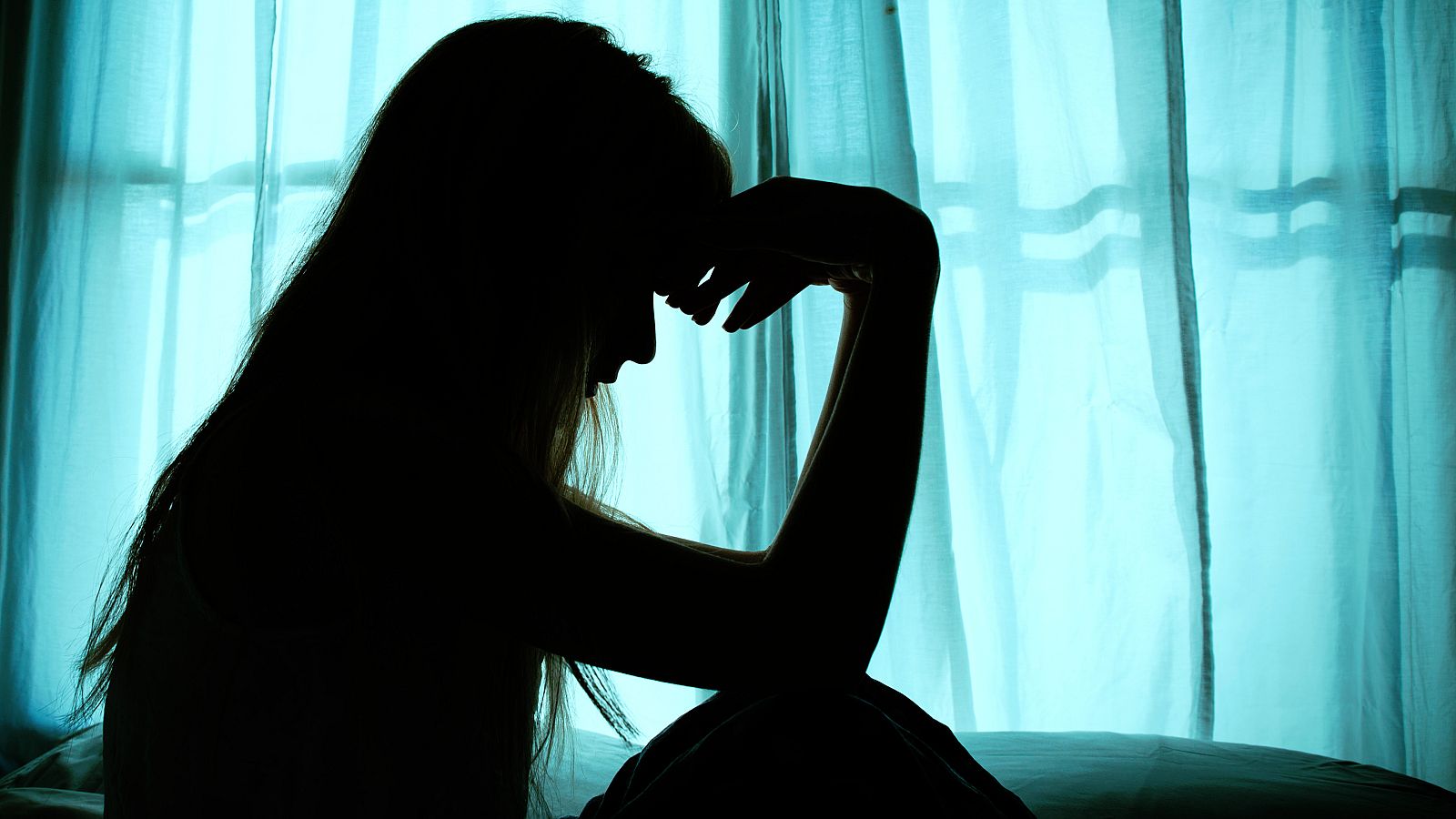 Los principales síntomas de la rotura de aneurisma son un dolor de cabeza súbito y de gran intensidad.