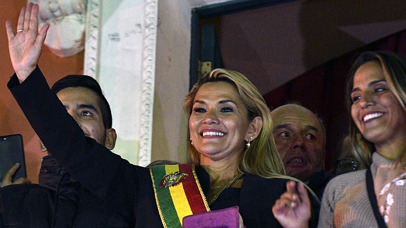 La senadora de la oposición Jeanine Áñez asume la Presidencia interina de Bolivia