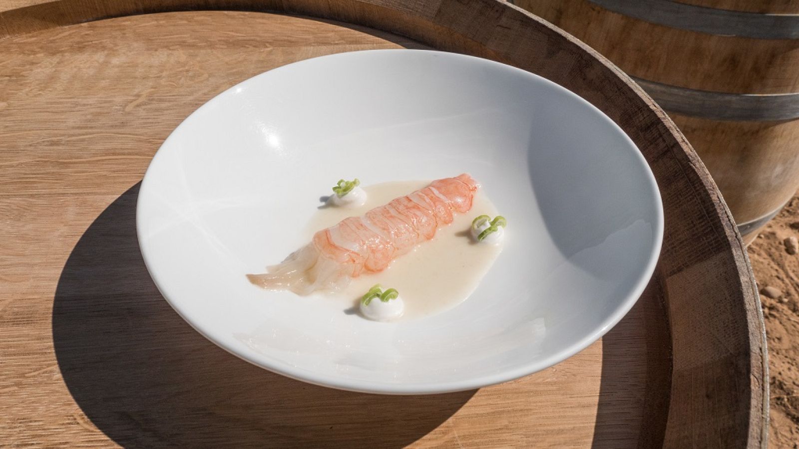 Receta de cigala al natural, sopa de pan candeal y almendra