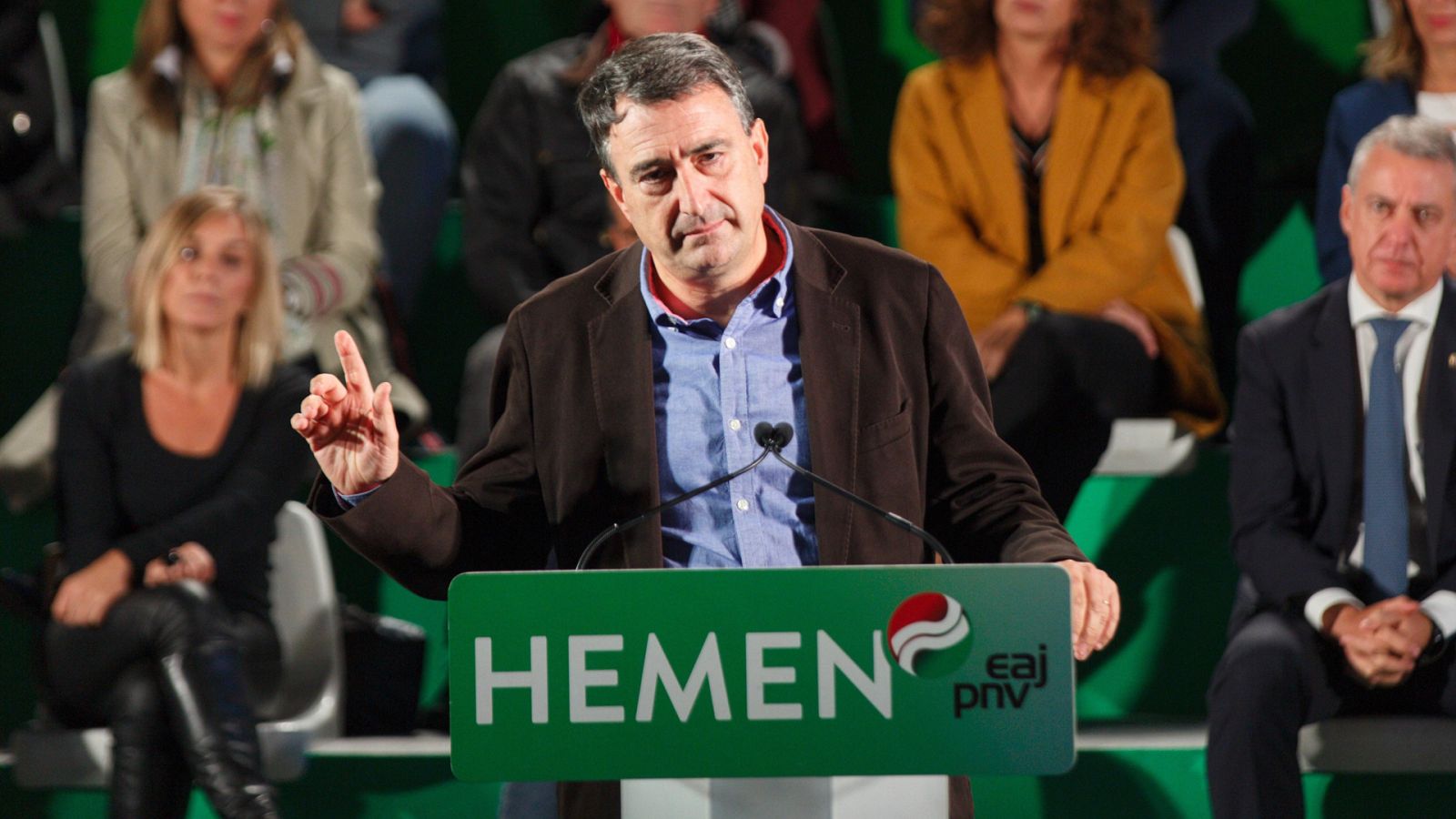 El cabeza de lista del PNV por Bizkaia, Aitor Esteban, en un mitin en Llodio (Álava) el 4 de noviembre
