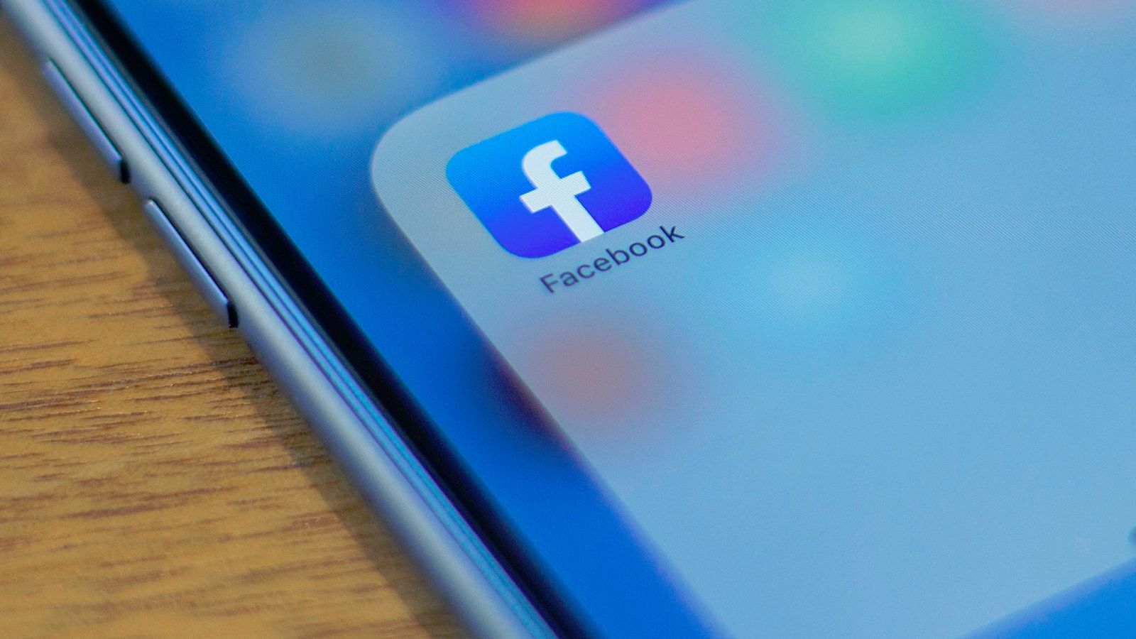 Cuando la aplicación de Facebook está abierta, esta usa la cámara de forma activa.