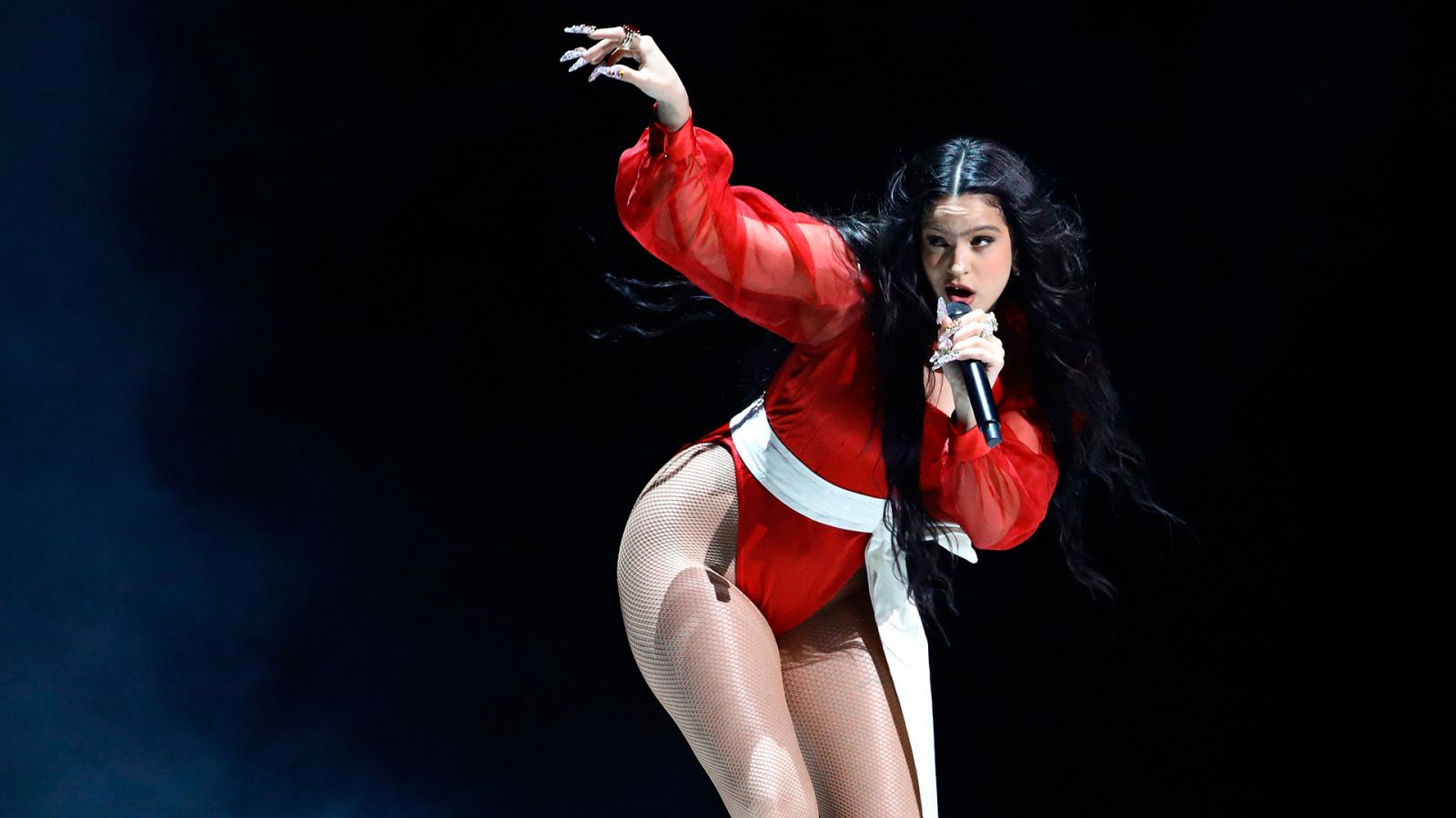 Rosalía durante su actuación anoche en los Latin Grammy 2019