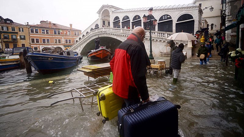 El "agua alta" en Venecia obliga a suspender el transporte público y mantiene los colegios cerrados por cuarto día